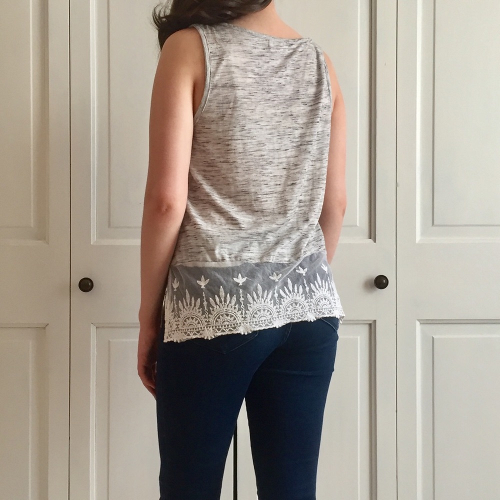 DETAILED GRAY TANK TOP - Picture 2 of 3